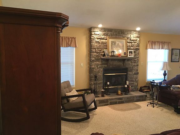 3rd image of 835 Meadowcrest Cir