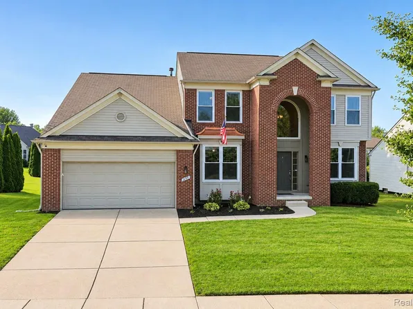 934 Running Brook Dr, Holly, MI 48442