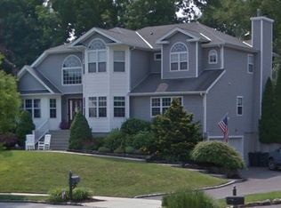 24 Sesame St, Kings Park, NY 11754