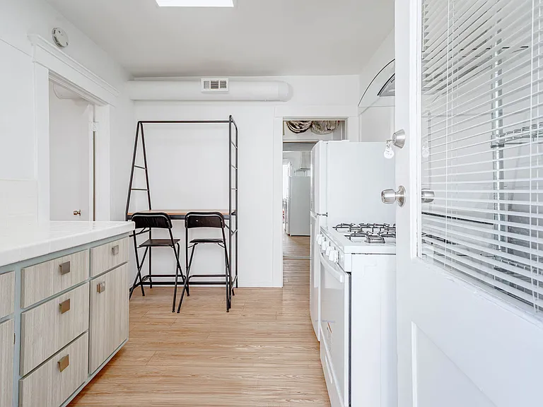 850 N Virgil Ave #B — Photo 16