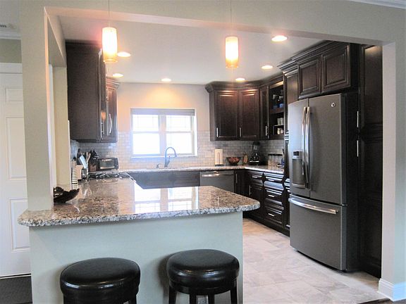2nd image of 2842 W Farragut Ave #2