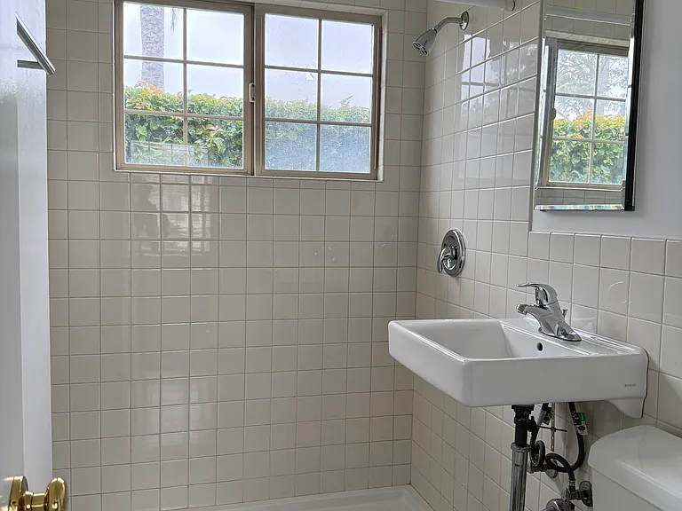 208-14 N Cedros Ave #1 — Photo 7