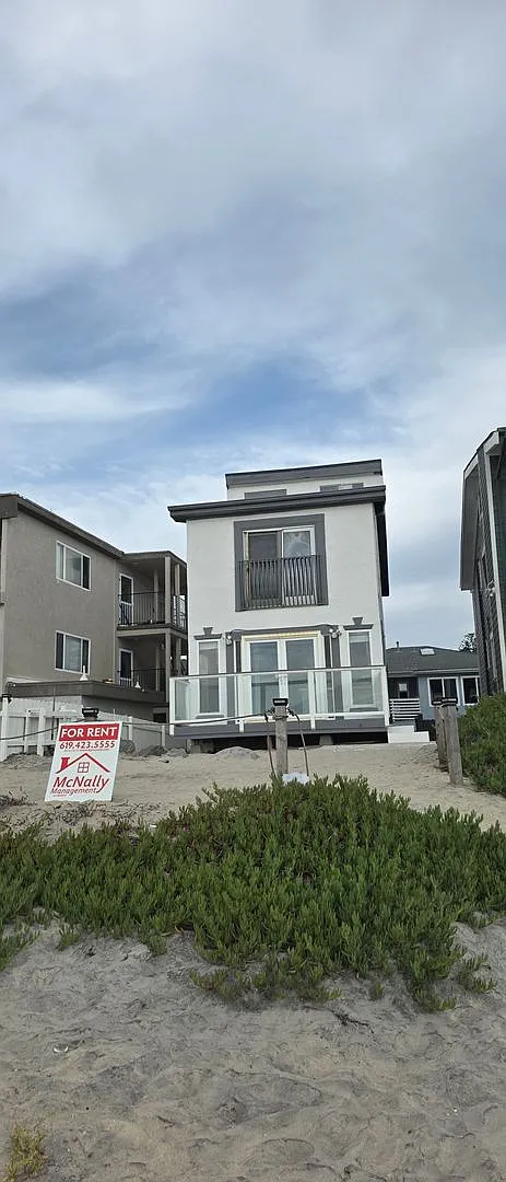 Beachfront 2-Bed, 2.5-Bath House w/2-Car Garage in Imperial Beach — Photo 1