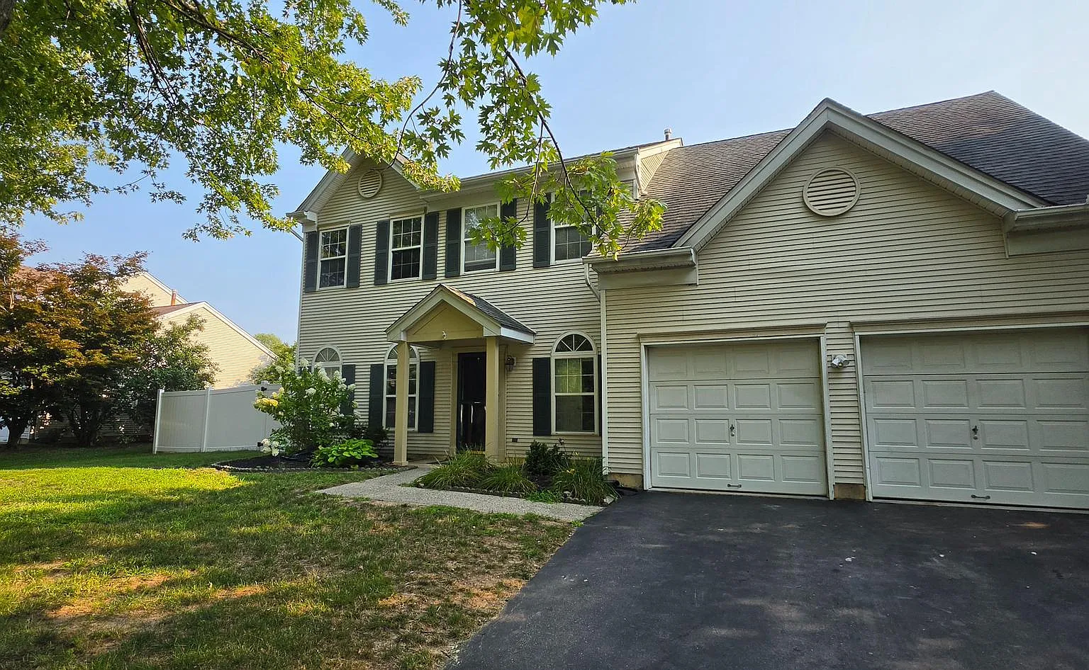4 bed, 2.5 bath, 2184 sqft, $4,300 — Photo 2
