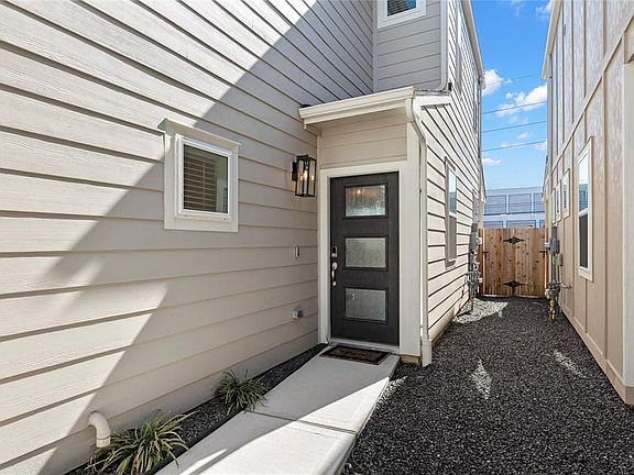 3rd image of 1522 Beach Oak Dr