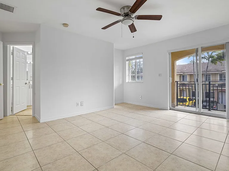 330 SW 2nd Ave #3 — Photo 17