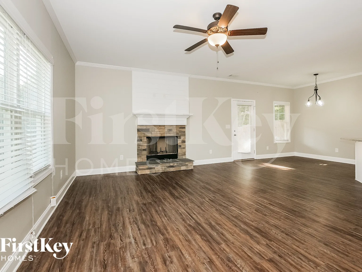 4 bed, 2.5 bath, 2000 sqft, $2,330 — Photo 3