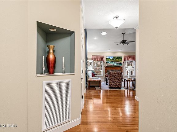 4th image of 150 Sugarbush Cir