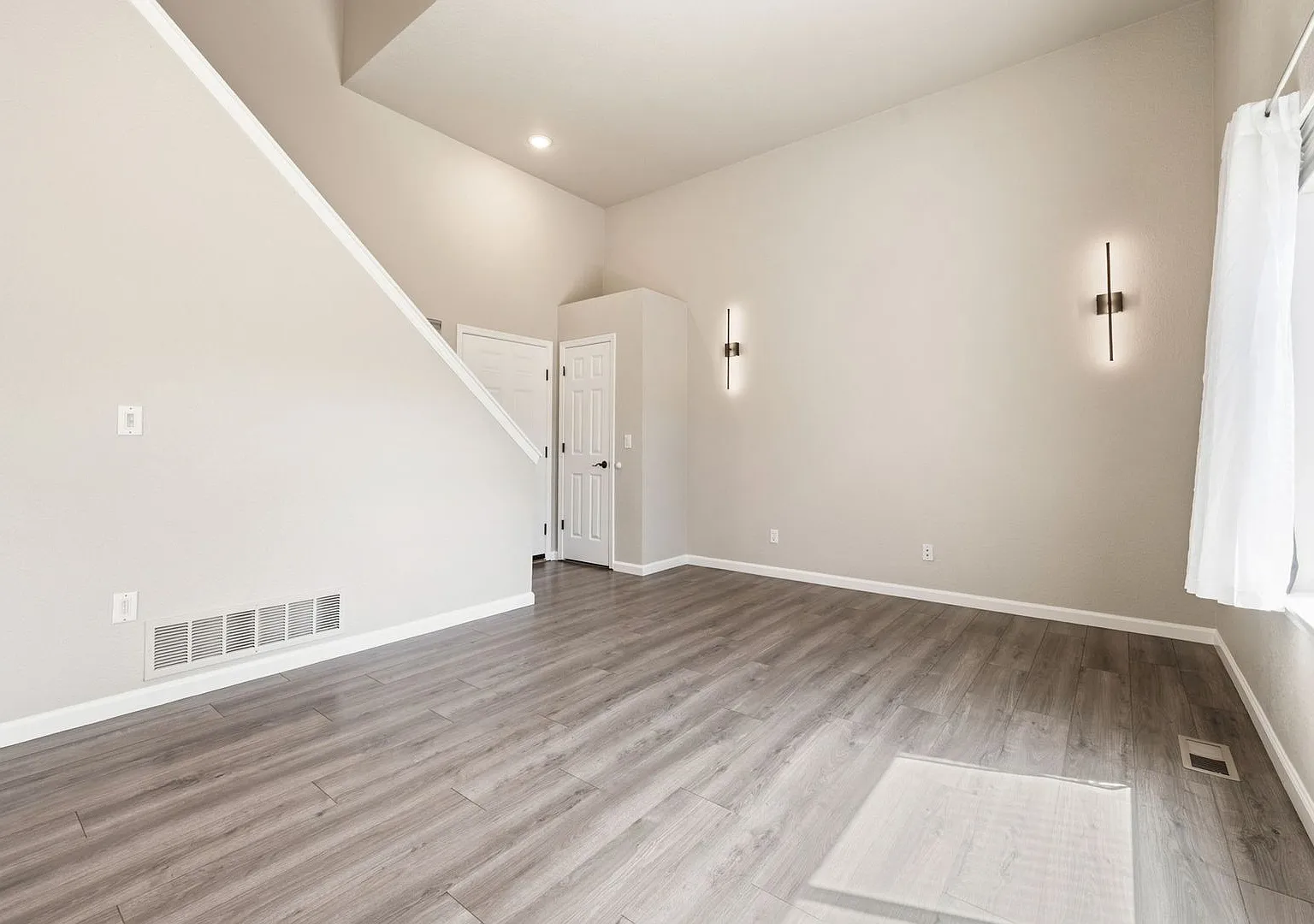 Updated 4-bed, 3.5 Bath, 2-Car Home in Settlers Village — Photo 4
