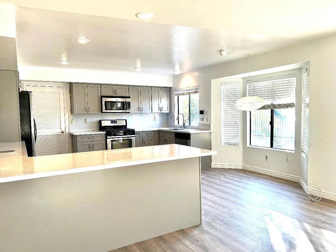 4 bed, 2800 sqft, $5,800 — Photo 4