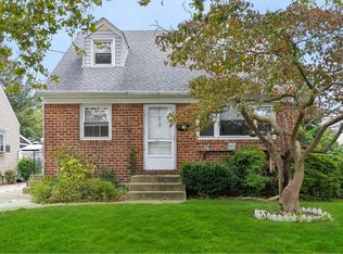 212 Roosevelt Ave, Mineola, NY 11501