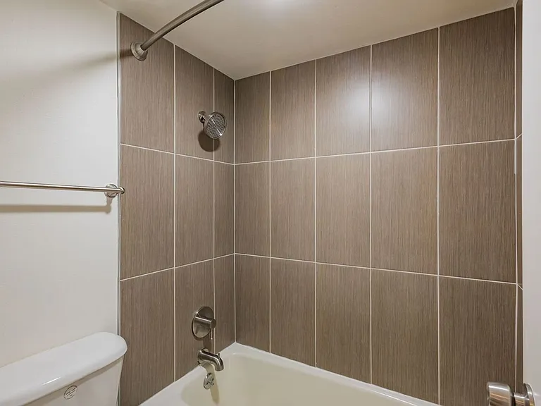 645 E 200 S — Photo 25