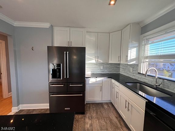 4th image of 108 W Elm St #2