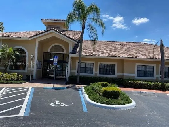 300 Palm Cir W APT 208, Pembroke Pines, FL 33025