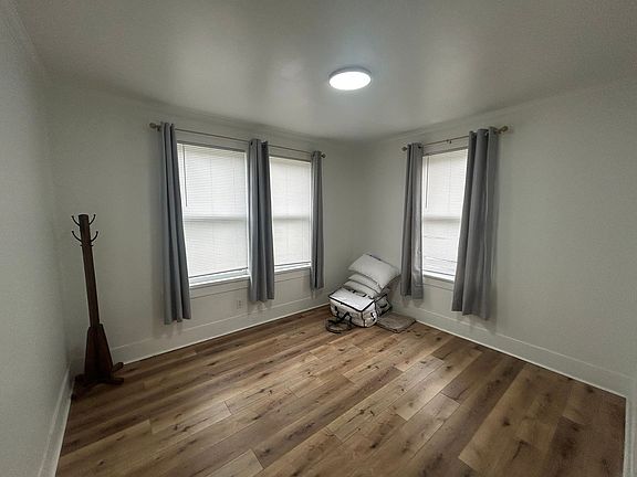 4th image of 617 E College St