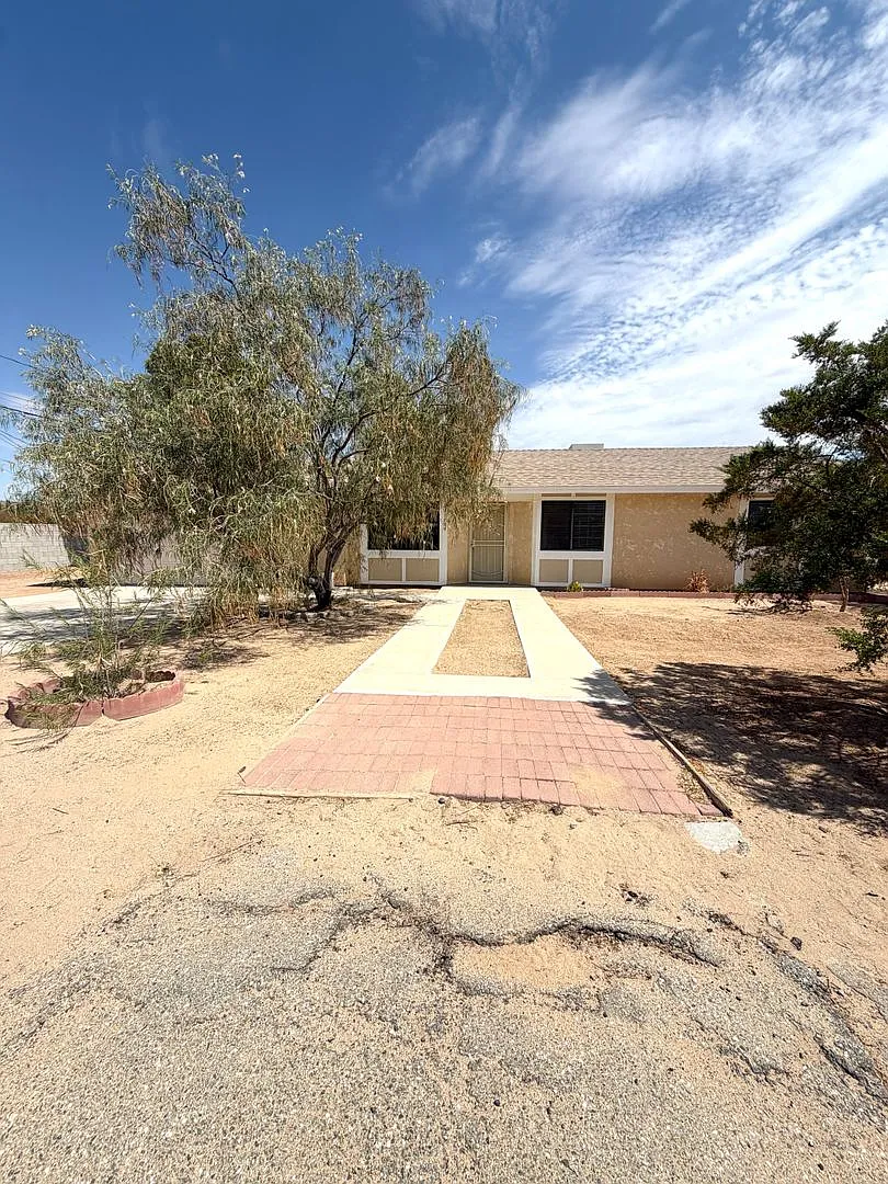 Inviting 3 Bedroom 2 Bathroom Home — Photo 3
