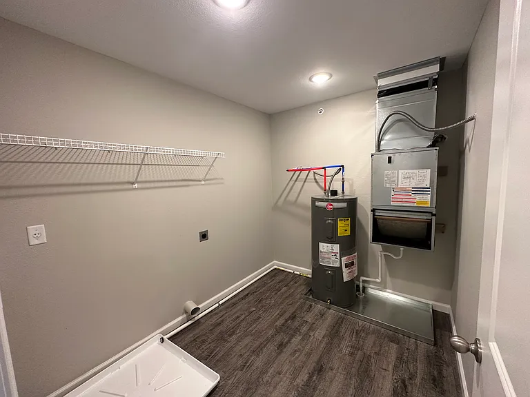 1 Hundred West Apartments — Photo 13