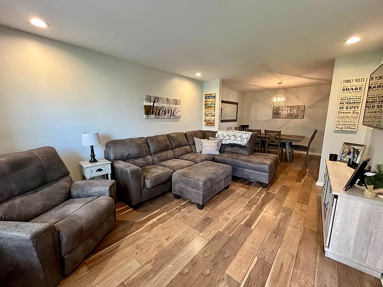 4201 Grenwich Ln — Photo 4