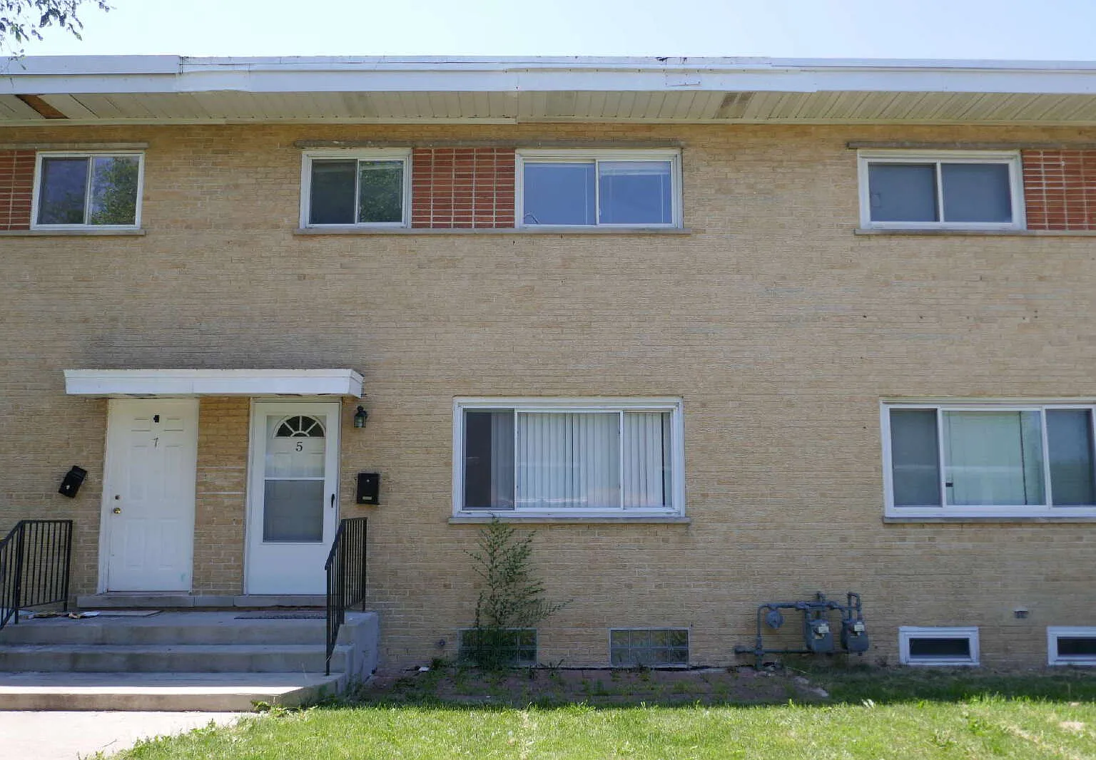 3 bed, 1.5 bath, 1605 sqft, $2,400 — Photo 1