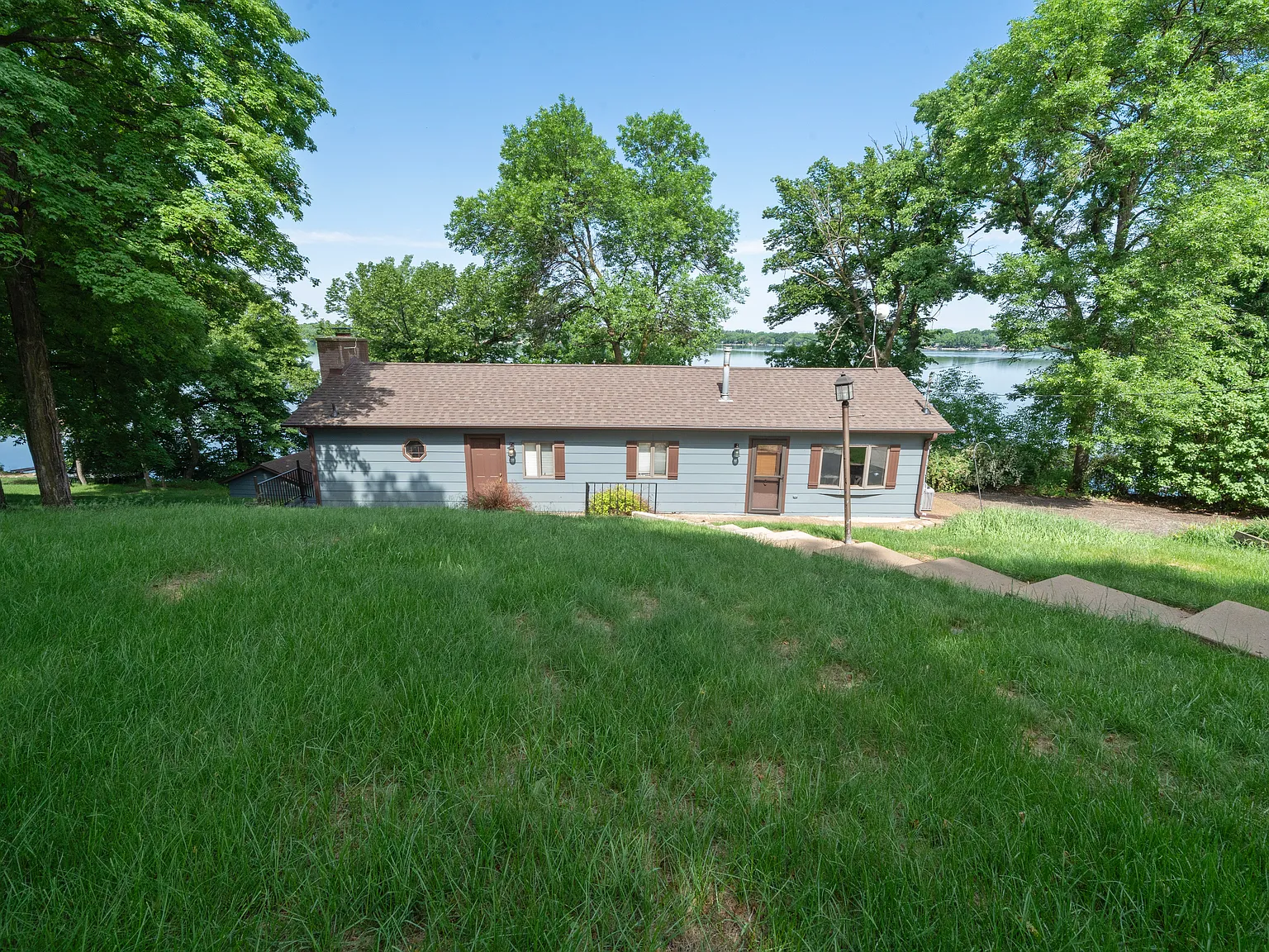 4 bed, 2200 sqft, $2,600 — Photo 3