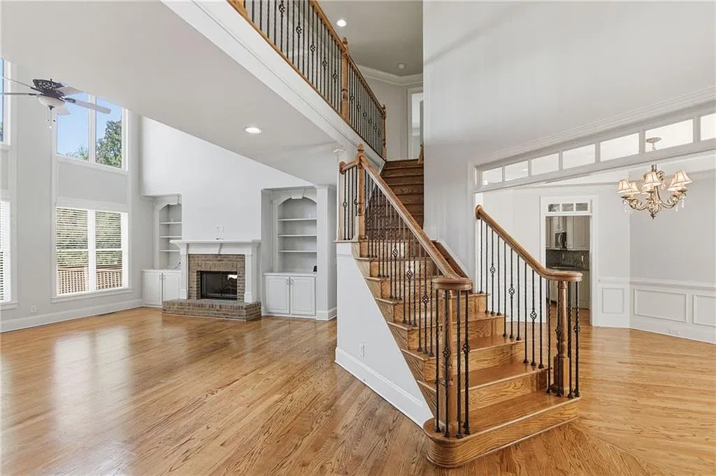 7 bed, 5.5 bath, 6509 sqft, $5,500 — Photo 2