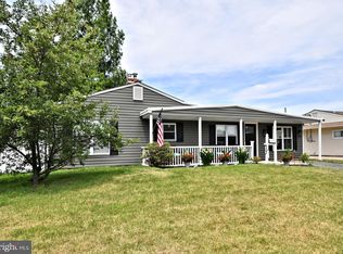 260 Lakeside Dr, Levittown, PA 19054