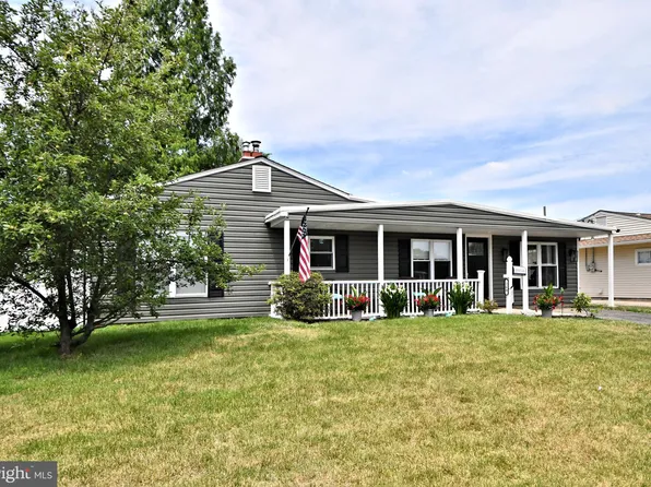 260 Lakeside Dr, Levittown, PA 19054