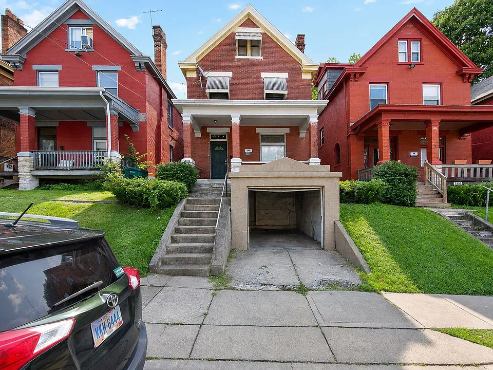 2358 Stratford Ave