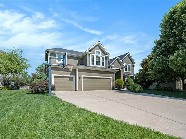 5827 Roundtree St, Shawnee, KS 66226