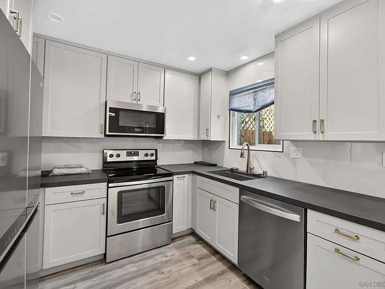 8009 Calle Fanita — Photo 10