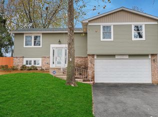 104 Thackeray Dr, Bolingbrook, IL 60440