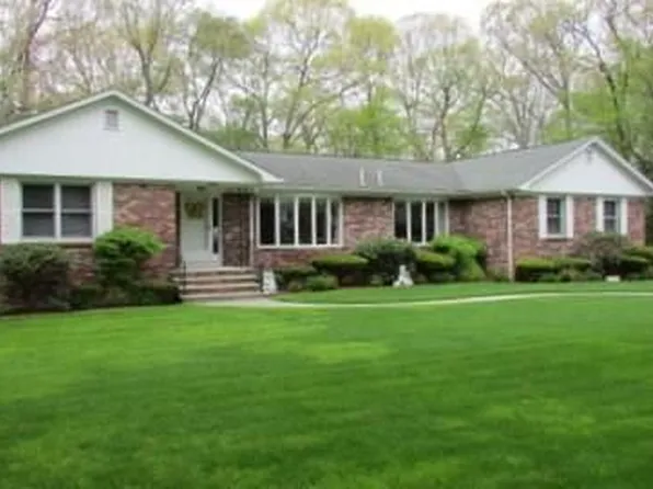 11 Lori Ellen Dr, Smithfield, RI 02917