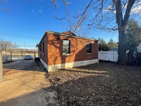 2nd image of 3115 Ellendale Ave