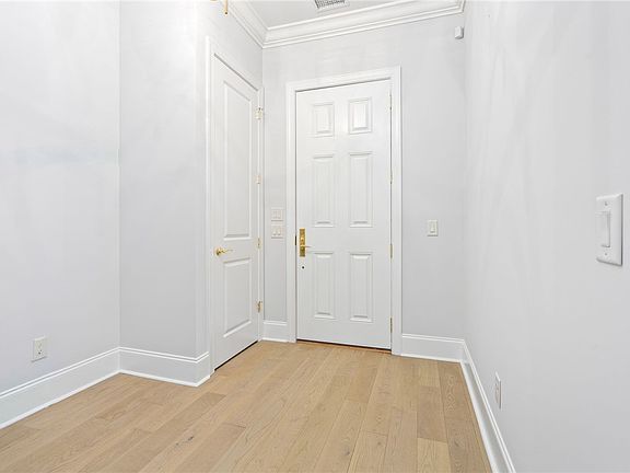 4th image of 17 Kipling Ln