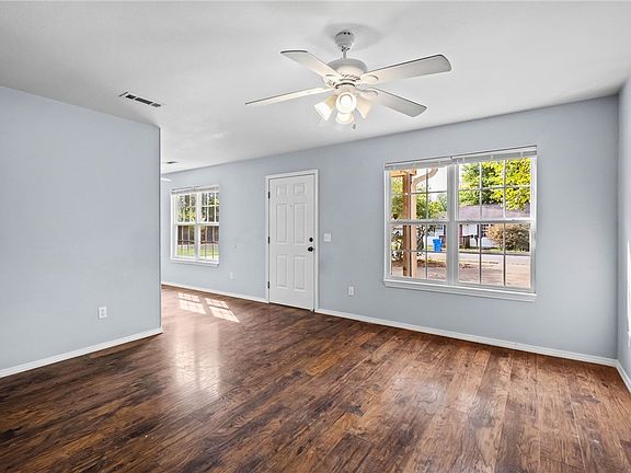 4th image of 222 E 13th St