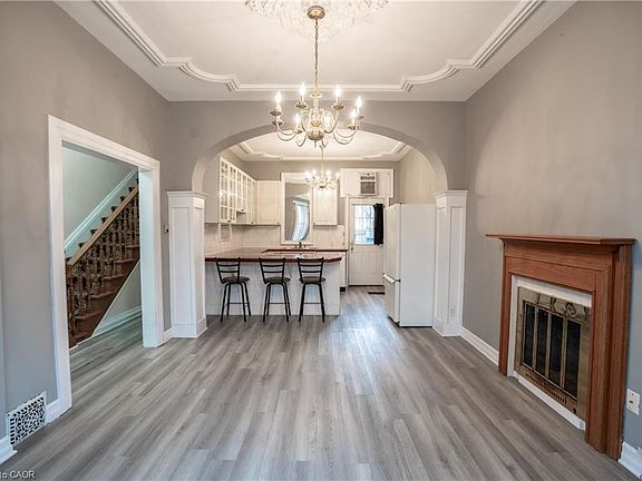 4th image of 127 East Ave S