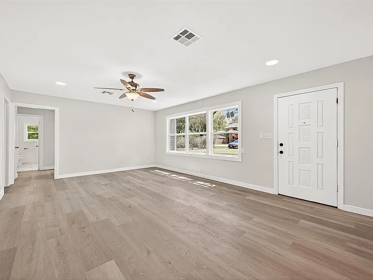 815 Brooks Ave — Photo 7