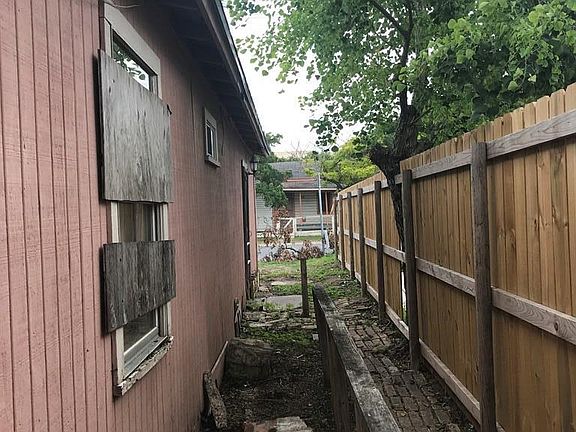 4th image of 932 E Jackson St