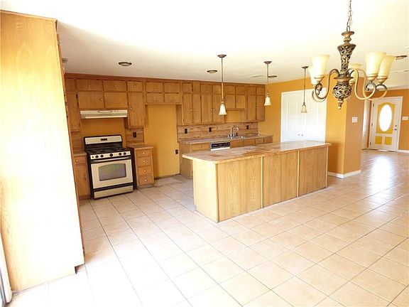 4th image of 2714 S Llewellyn Ave