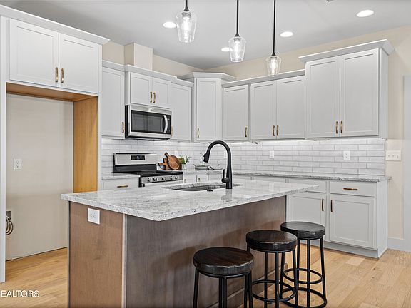 5th image of 710 Greenhead Ln