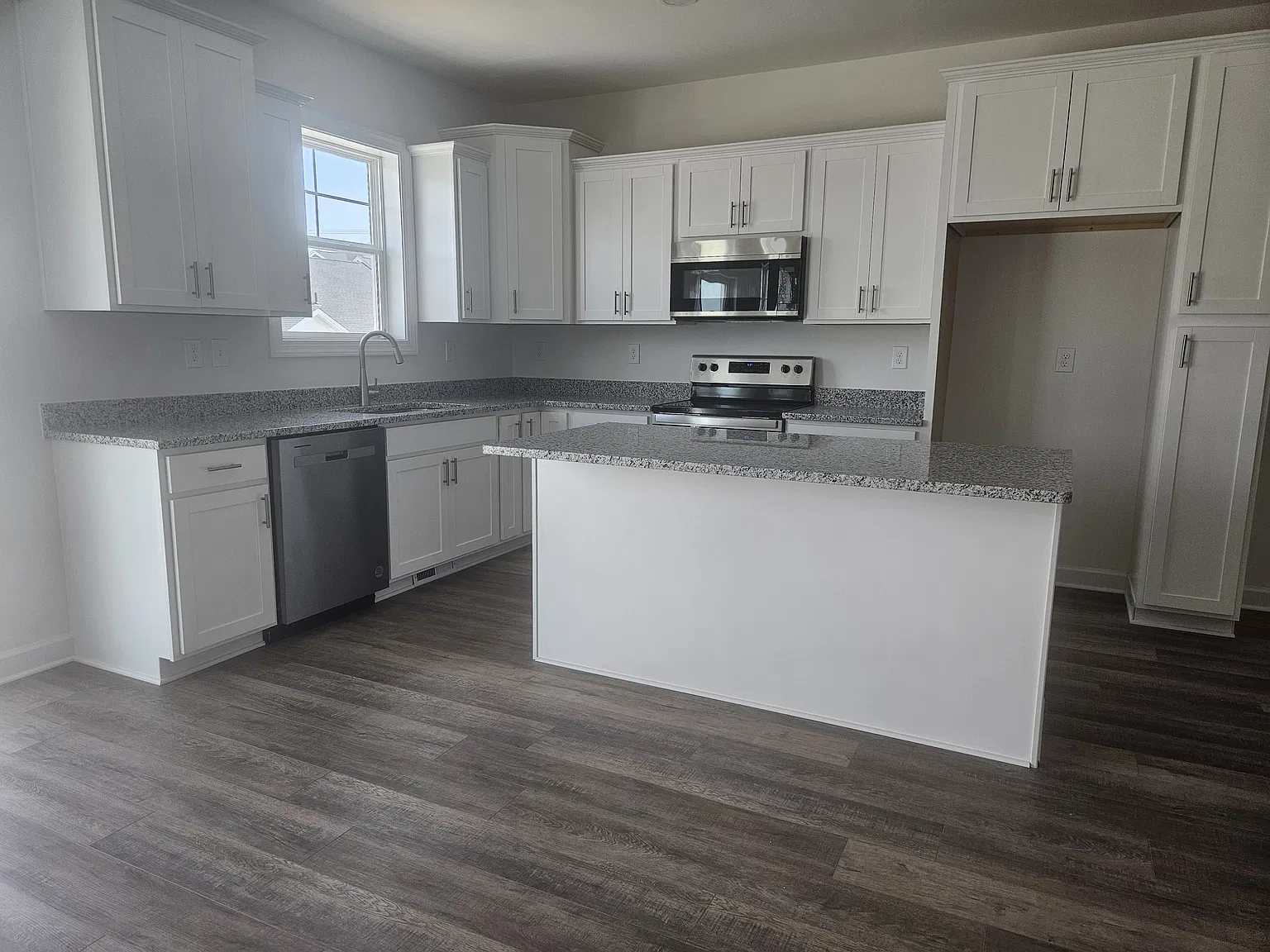 3 bed, 2940 sqft, $2,400 — Photo 3