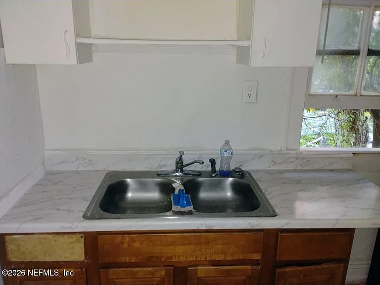 1104 Tyler St — Photo 11
