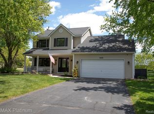 9633 Fairfax Dr W, Pinckney, MI 48169