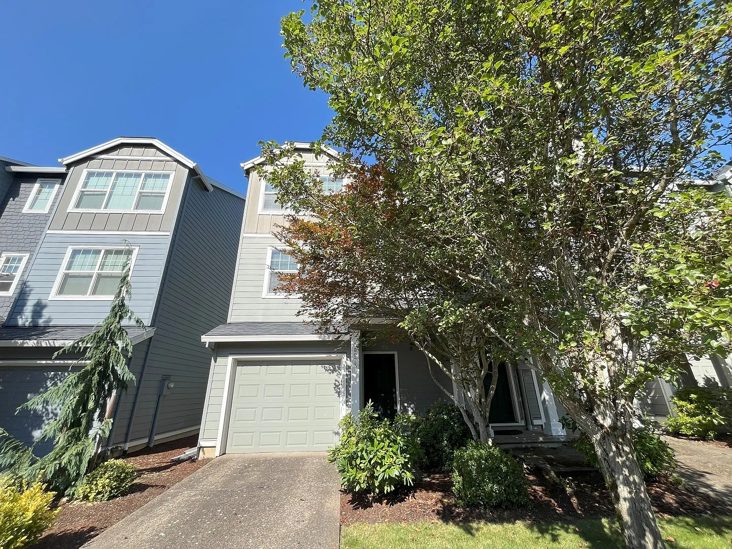 Spacious Tigard 3 Bedroom Townhouse with Open Kitchen, Attached Garage & Balcony — Photo 3