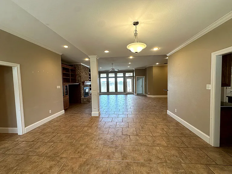 401 Springwood Ct — Photo 4