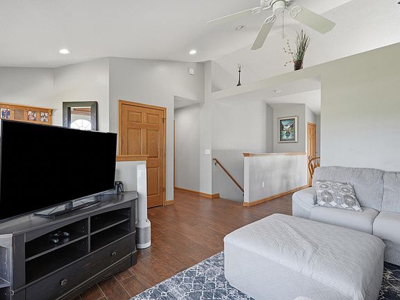 5th image of 406 Pond View Dr