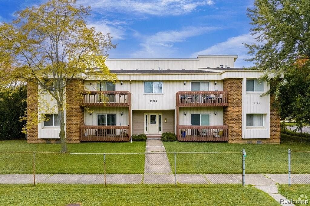 35775 Union Lake Rd, Clinton Township, MI 48035