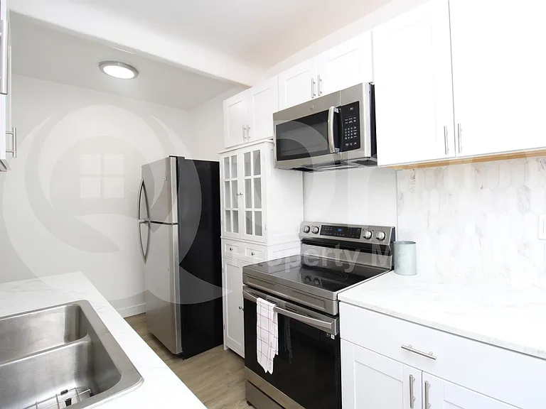 146 N 10th Ave — Photo 4