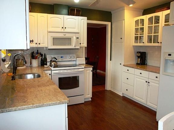 5 Kitchen with Grantie Counterrops