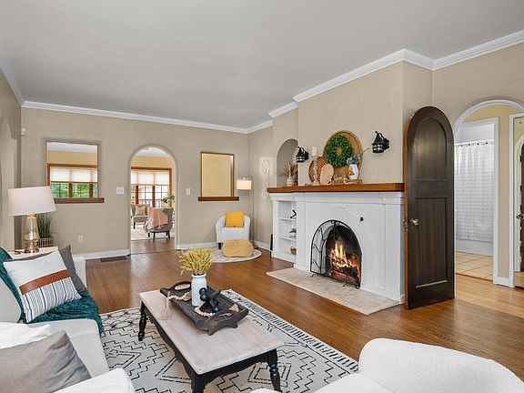 5th image of 214 Essex Ln